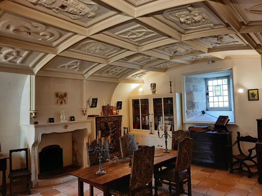 Chateau De Mornay Saint-Pierre-de-l'Isle Exteriör bild