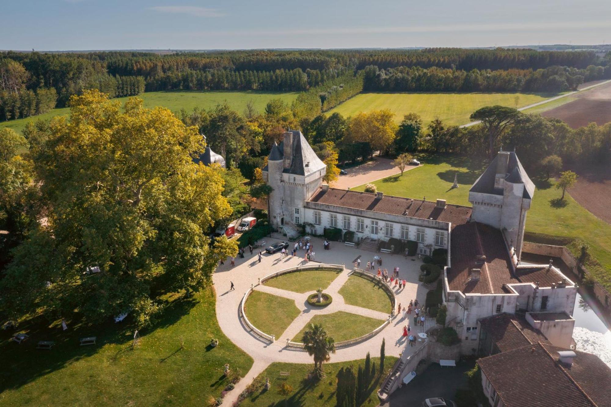 Chateau De Mornay Saint-Pierre-de-l'Isle Exteriör bild
